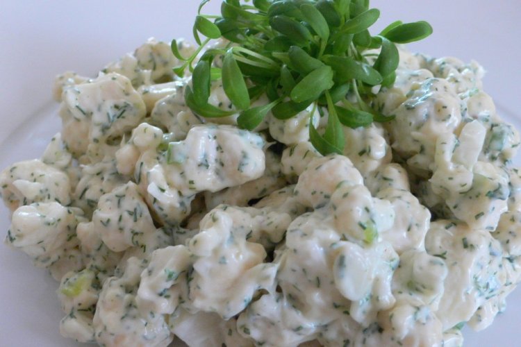 Салат из цветной капусты с курицей и кукурузой