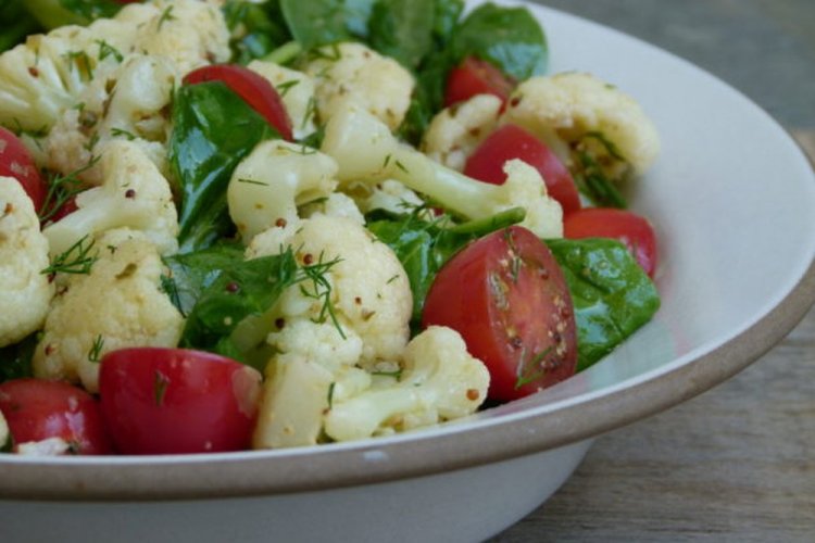 Салат из цветной капусты со шпинатом