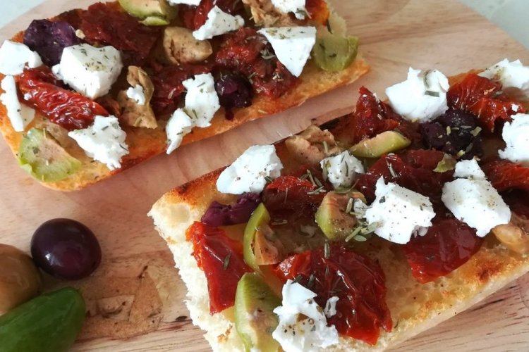 Брускетта с вялеными томатами и брынзой