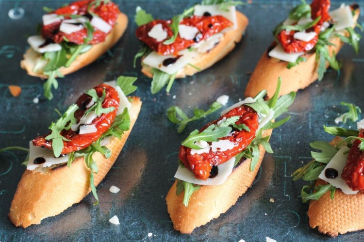 Брускетта с вялеными томатами и пармезаном