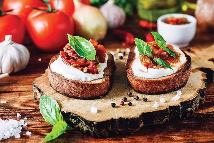 Брускетта с вялеными томатами и моцареллой