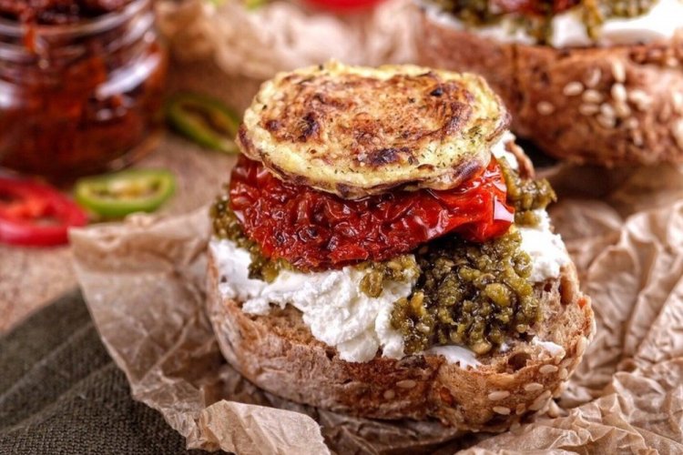 Брускетта с вялеными томатами и кабачками