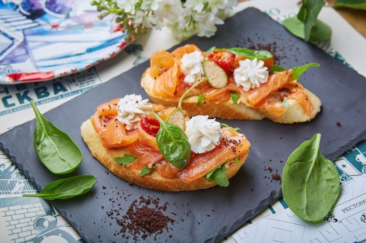 Брускетта с семгой и вялеными томатами