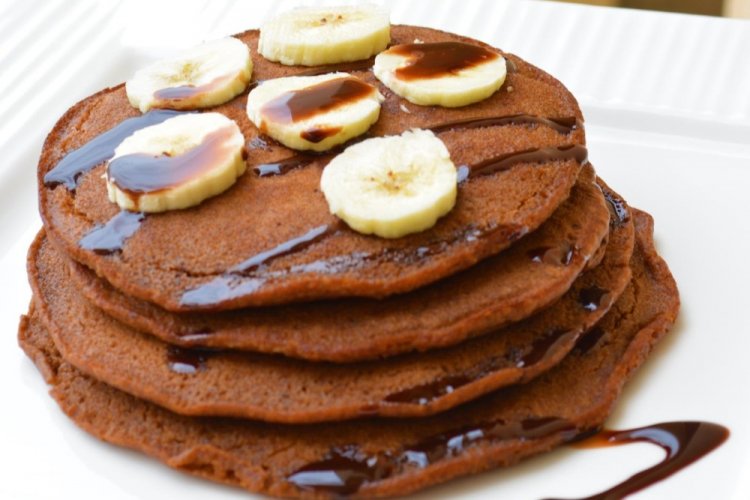 Банановые панкейки с какао