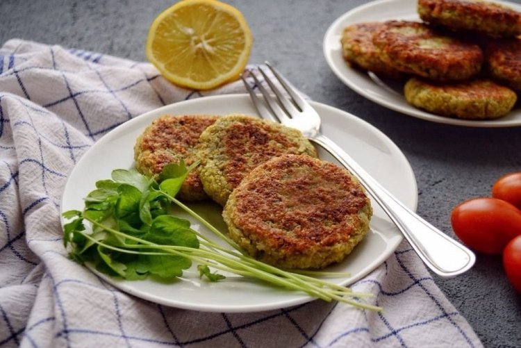 Котлеты из чечевицы с луком и манкой