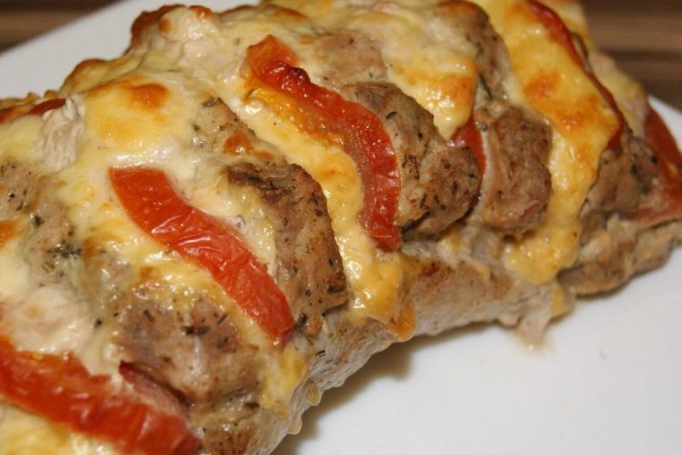 Свиная вырезка с помидорами и сыром в духовке