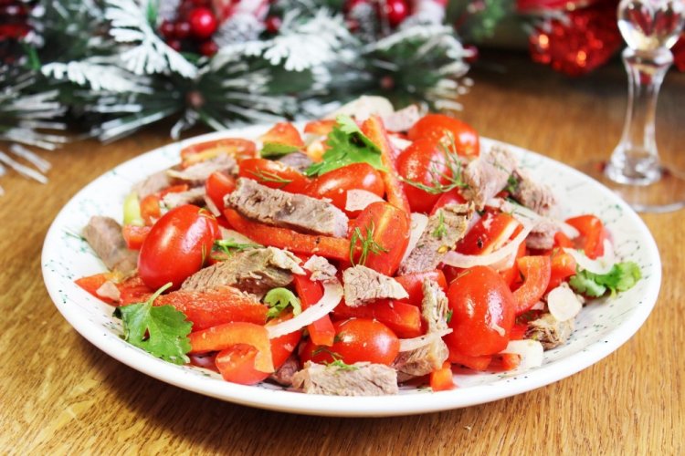 Салат со свиным языком и черносливом