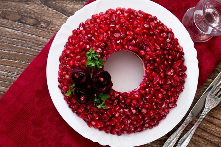 Салат «‎Гранатовый браслет» со свиным языком