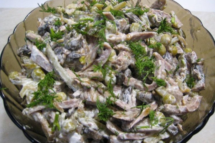Салат со свиным языком и консервированным горошком