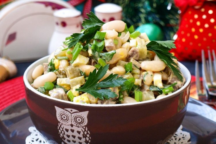 Салат со свиным языком и фасолью
