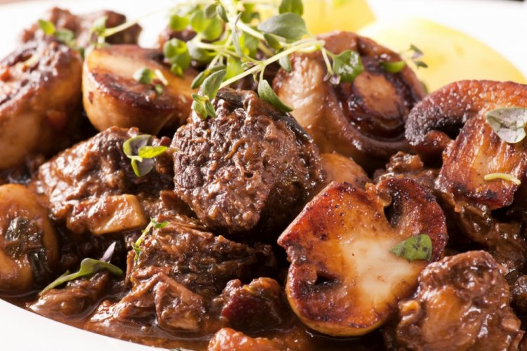 Баранина с грибами на сковороде
