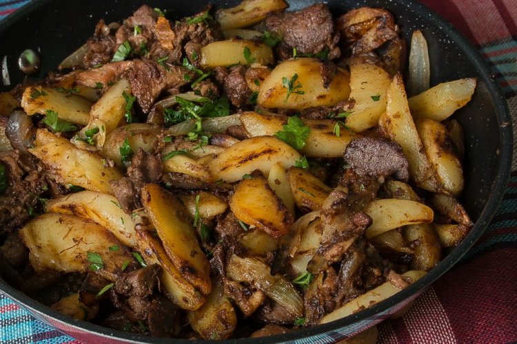 Баранина с картошкой на сковороде