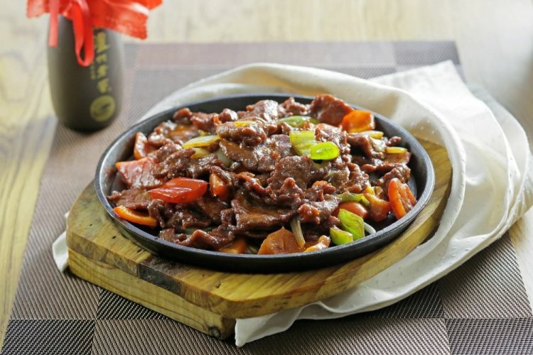 Баранина с овощами на сковороде