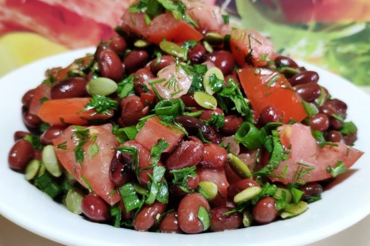 Салат с фасолью и микрозеленью