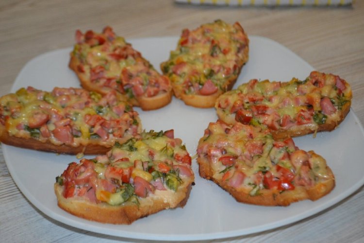 Горячие бутерброды с колбасой и помидорами на завтрак