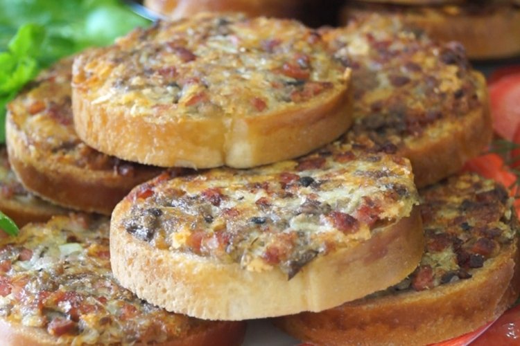 Бутерброды с фаршем на сковороде