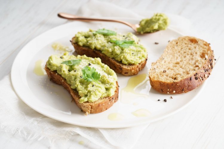 Бутерброды с авокадо, яйцом и творожным сыром