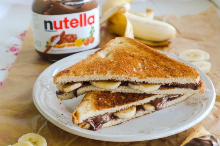 Сладкие бутерброды с шоколадной пастой и бананом
