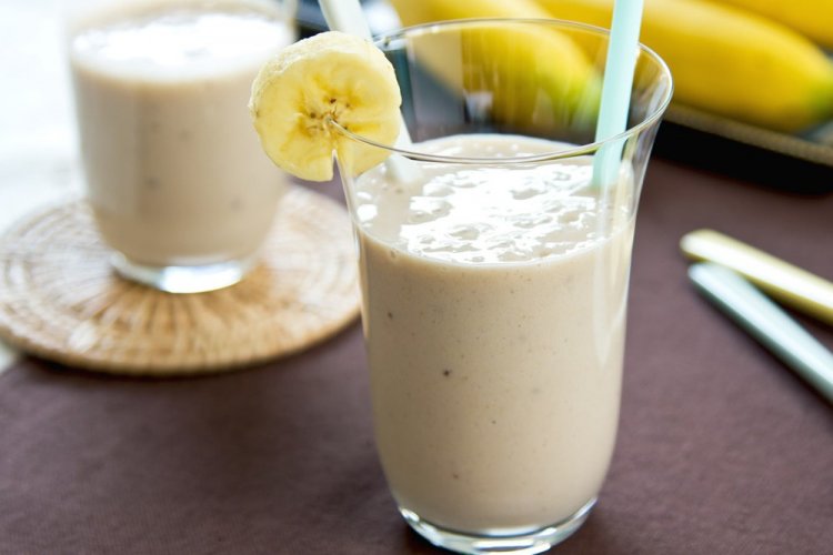 Молочный коктейль с бананом и сгущенкой