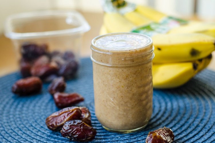 Молочный коктейль с бананом и финиками