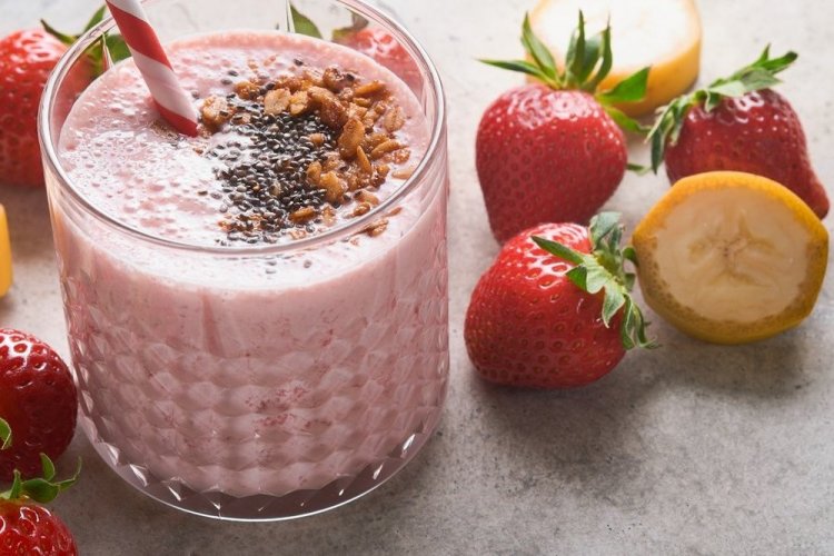 Молочный коктейль с бананом и клубникой