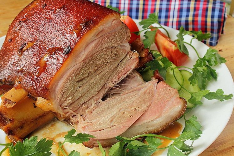 Свиная рулька в пиве в мультиварке