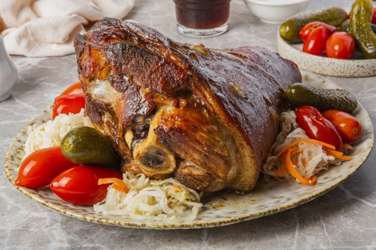 Свиная рулька в светлом пиве