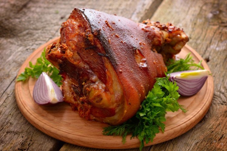 Свиная рулька в пиве в рукаве