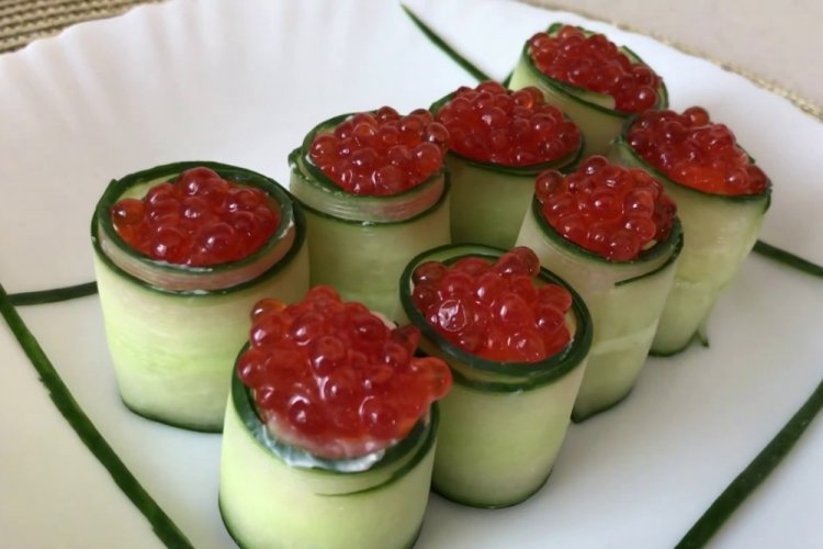 Новогодняя закуска из огурцов с красной икрой