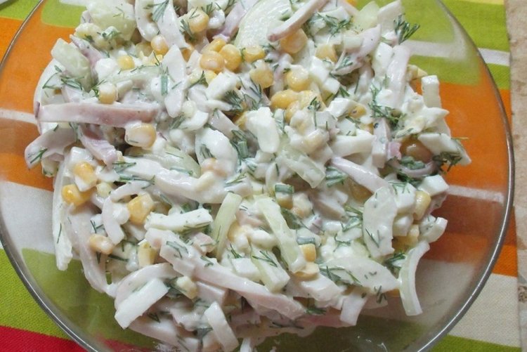 Салат с кальмарами и кукурузой на Новый год
