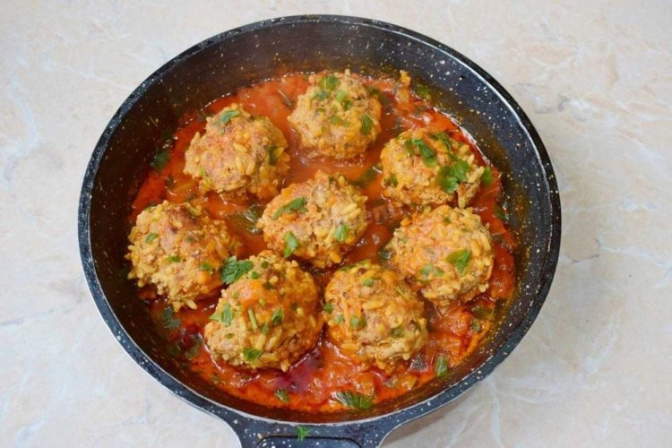 Ежики из фарша с подливкой на сковороде