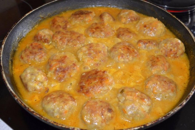 Ежики из фарша в сливочном соусе