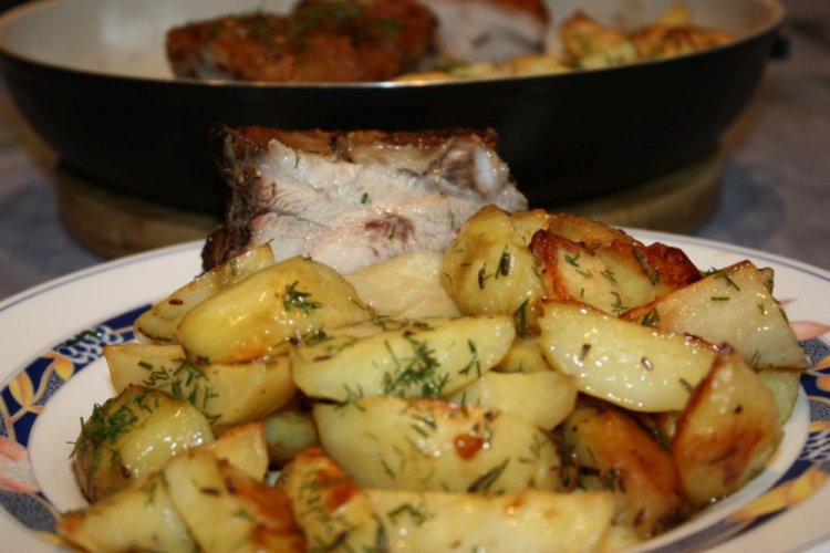 Свиная грудинка с картошкой и сметаной в духовке