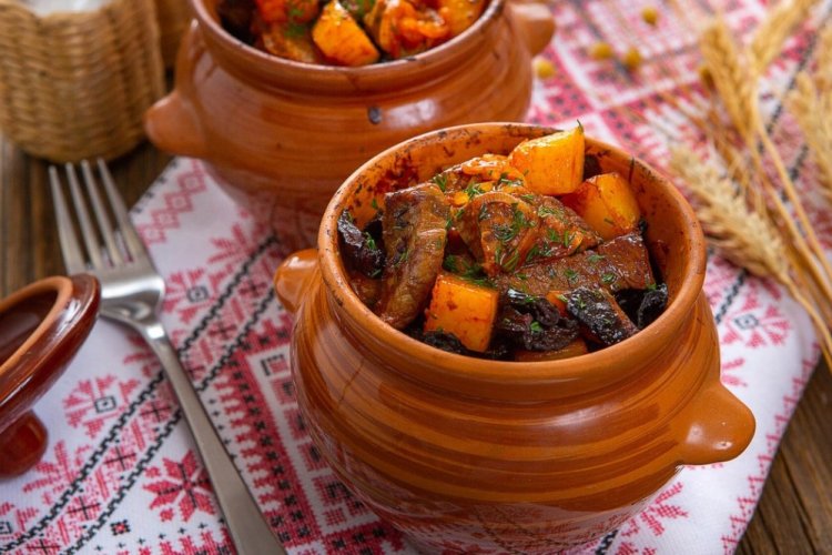 Свиная грудинка с овощами в горшочках