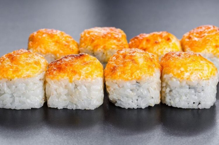 Роллы с креветками и манго, запеченные под сырной шапочкой