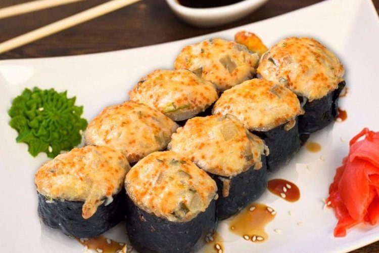 Запеченные роллы с форелью, икрой тобико и огурцом