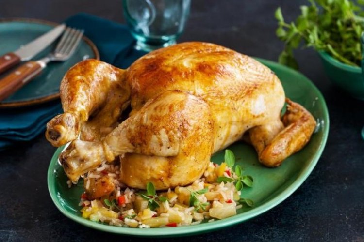 Курица, запеченная с ананасами, рисом и луком