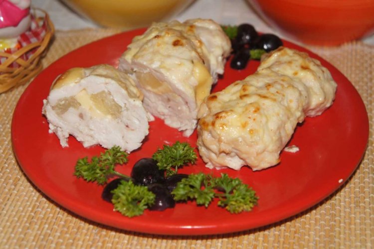 Куриные рулетики с ананасом и сыром в духовке