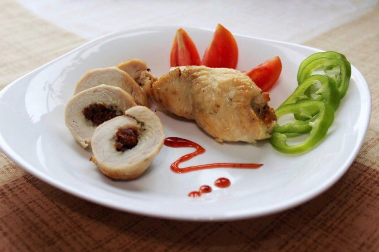Куриные рулетики с ананасом и вялеными помидорами