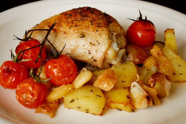Курица с ананасами, помидорами и картошкой в духовке