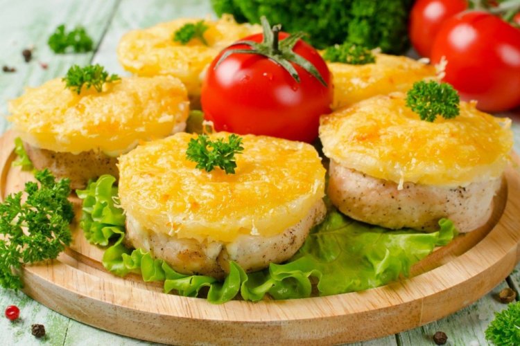 Рубленые куриные котлеты, запеченные с ананасом и сыром в духовке