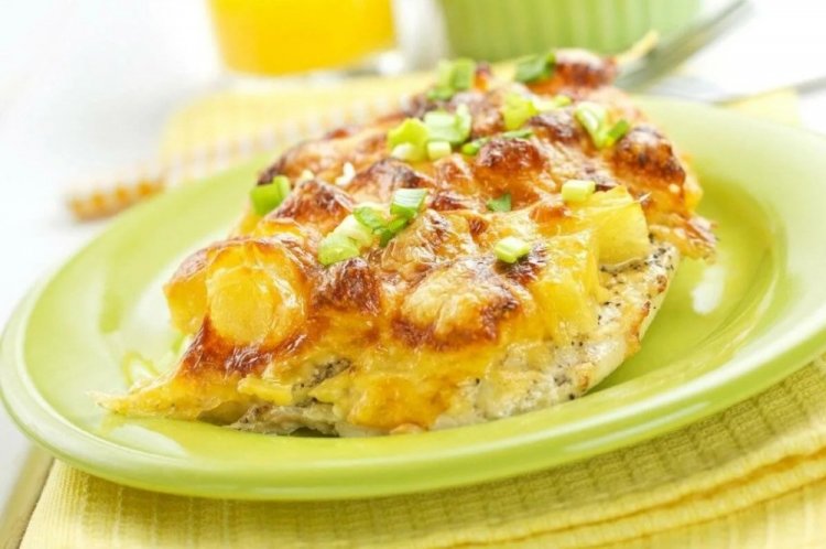 Курица с ананасами и сыром в духовке