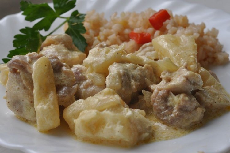 Курица с ананасами в сливочном соусе