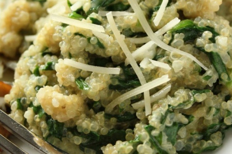 Киноа со шпинатом