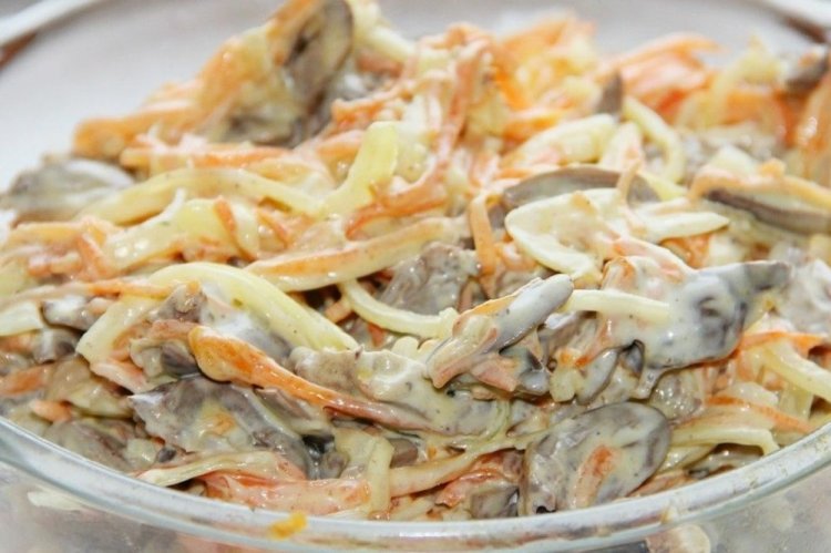 Салат с сердцем и морковью