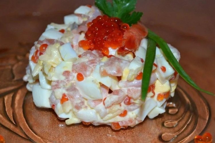 Салат с креветками и красной икрой на Новый год