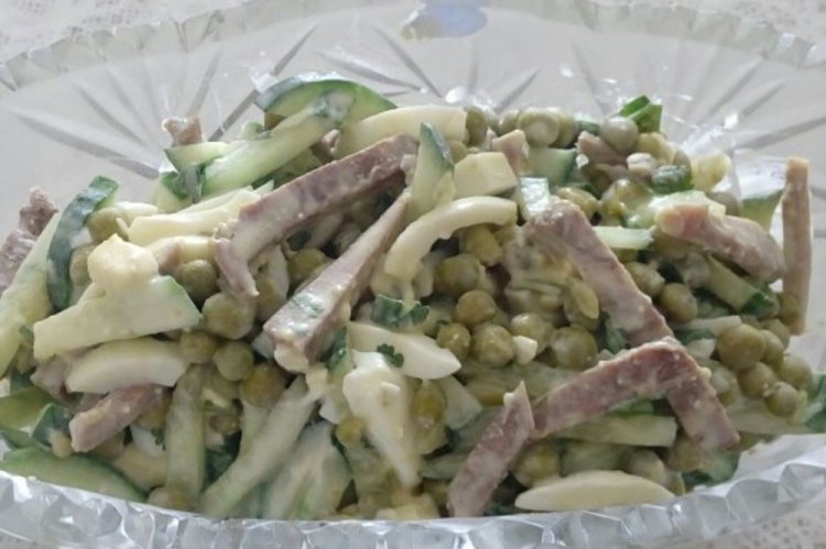 Салат со свиным языком и зеленым горошком