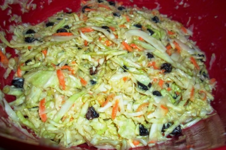 Салат из пекинской капусты с сухофруктами