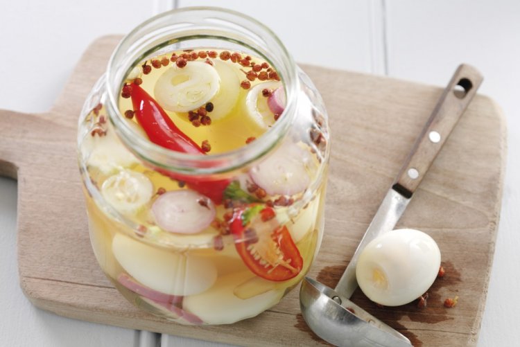 Маринованные яйца с луком, чесноком и острым перцем