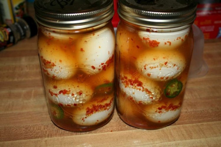 Пикантные маринованные яйца